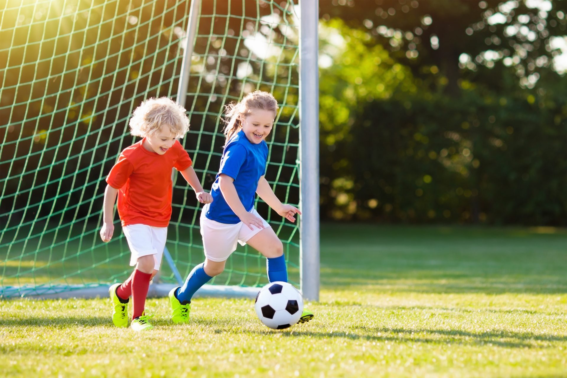 Boy playing football. Футбол дети. Ребенок с футбольным мячом. Футбольное поле для детей. Дети играют в футбол.