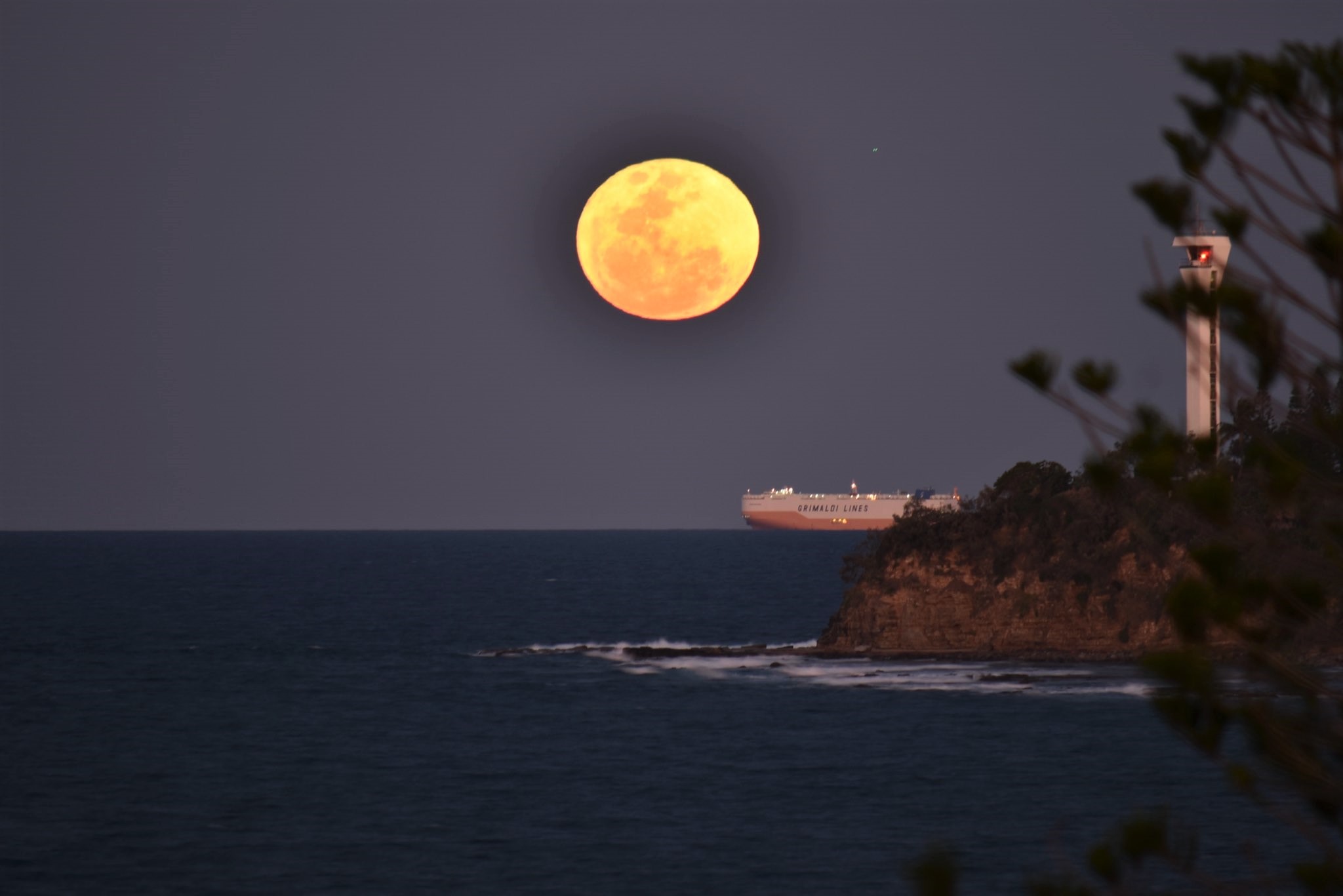 Photo of the day: moon rise